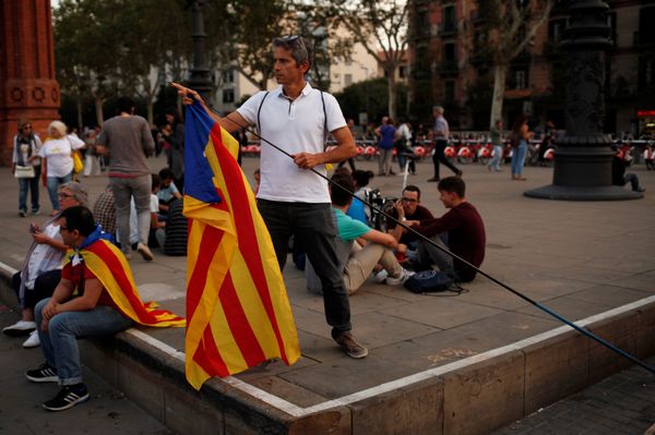 A man places an Estelada (Catalan separatist flag) on a stick during a protest outside the High Court of Justice of Catalonia in Barcelona, Spain, September 21, 2017. A man places an Estelada (Catalan separatist flag) on a stick during a protest outside the High Court of Justice of Catalonia in Barcelona, Spain, September 21, 2017. - Sputnik International