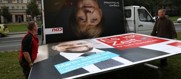 Workers remove an election campaign billboards showing Christian Democratic Union CDU party leader and German Chancellor Angela Merkel and Social Democratic Party SPD leader and top candidate Martin Schulz, the day after the general election (Bundestagswahl) in Berlin, Germany September 25, 2017 Workers remove an election campaign billboards showing Christian Democratic Union CDU party leader and German Chancellor Angela Merkel and Social Democratic Party SPD leader and top candidate Martin Schulz, the day after the general election (Bundestagswahl) in Berlin, Germany September 25, 2017 - Sputnik International
