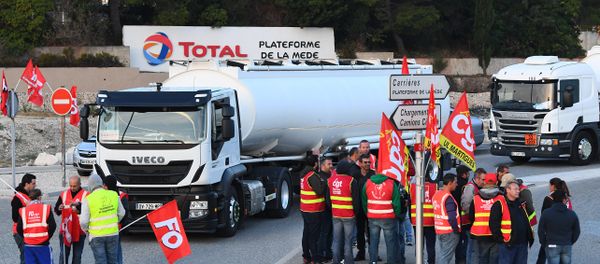 French truck drivers block access to the Total refinery to protest against the French labour law reform on September 25, 2017 in La Mede, near Marseille, southeastern France - Sputnik International