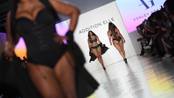 Model Ashley Graham (C) walks the runway for Addition Elle on September 11, 2017 during the New York Fashion Week in New York City - Sputnik International
