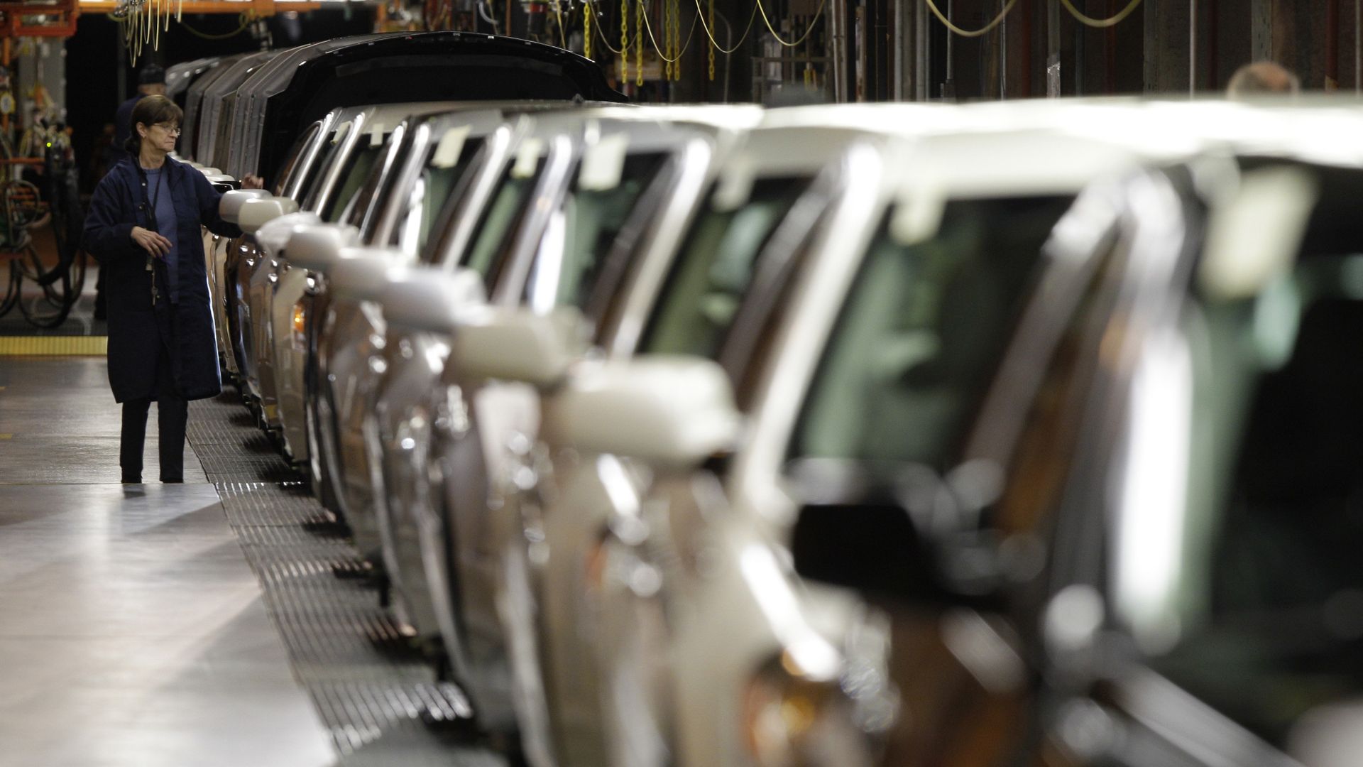 In this Nov. 30, 2010 file photo, a line worker checks vehicles at the General Motors Hamtramck assembly plant in Hamtramck, Mich. In this Nov. 30, 2010 file photo, a line worker checks vehicles at the General Motors Hamtramck assembly plant in Hamtramck, Mich. - Sputnik International, 1920, 03.02.2021