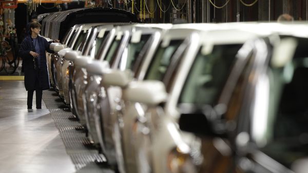  In this Nov. 30, 2010 file photo, a line worker checks vehicles at the General Motors Hamtramck assembly plant in Hamtramck, Mich. - Sputnik International