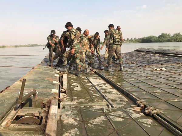 Syrian Army crosses Euphrates River east of Deir ez-Zor - Sputnik International