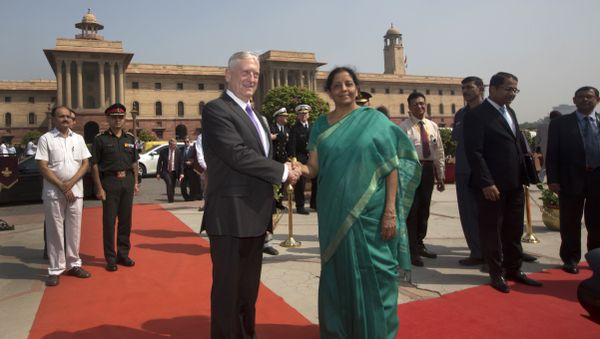 Indian Defense Minister Nirmala Sitharaman, center right, shakes hands with U.S. Defense Secretary Jim Mattis center, upon his arrival at the Defense Ministry office, in New Delhi, India, Tuesday, Sept. 26, 2017 Indian Defense Minister Nirmala Sitharaman, center right, shakes hands with U.S. Defense Secretary Jim Mattis center, upon his arrival at the Defense Ministry office, in New Delhi, India, Tuesday, Sept. 26, 2017 - Sputnik International