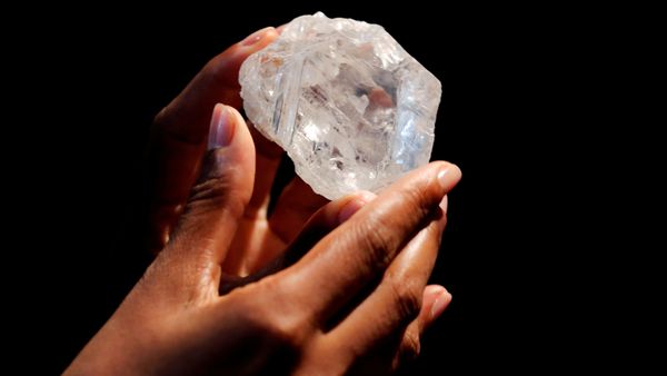 A model displays the 1109 carat Lesedi La Rona diamond at Sotheby's in the Manhattan borough of New York on May 4, 2016 A model displays the 1109 carat Lesedi La Rona diamond at Sotheby's in the Manhattan borough of New York on May 4, 2016 - Sputnik International