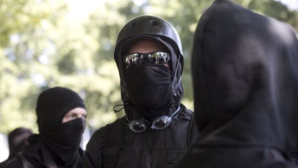 Antifa protesters wear bandanas over their face during a protest to oppose the right wing group The Patriot Prayer Movement, that was having a rally in downtown Portland, Oregon on September 10, 2017. - Sputnik International