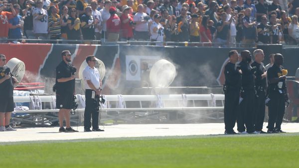 A general shot of an empty Pittsburgh Steelers bench during the National Anthem prior to a game against the Chicago Bears at Soldier Field. - Sputnik International