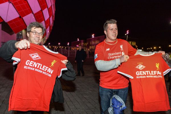Fans are seen during the Gentlefan campaign ahead of the UEFA Champions League group stage match Spartak Russia vs. Liverpool England - Sputnik International