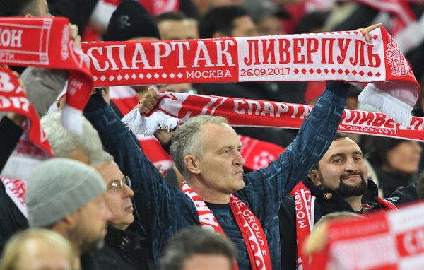 Spartak's fans cheer up their team at the UEFA Champions League group stage match Spartak Russia vs. Liverpool England - Sputnik International