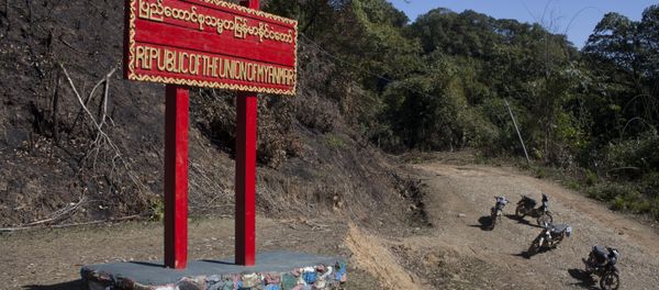 Motorcycles stand beside a sign on the border between Myanmar and India at Pangsau Pass, Saigang State, Northern Myanmar. (File) Motorcycles stand beside a sign on the border between Myanmar and India at Pangsau Pass, Saigang State, Northern Myanmar. (File) - Sputnik International