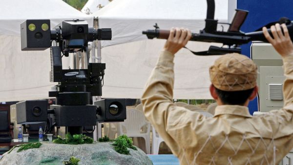 A sentry robot freezes a hypothetical intruder by pointing its machine gun during its test. (File) A sentry robot freezes a hypothetical intruder by pointing its machine gun during its test. (File) - Sputnik International