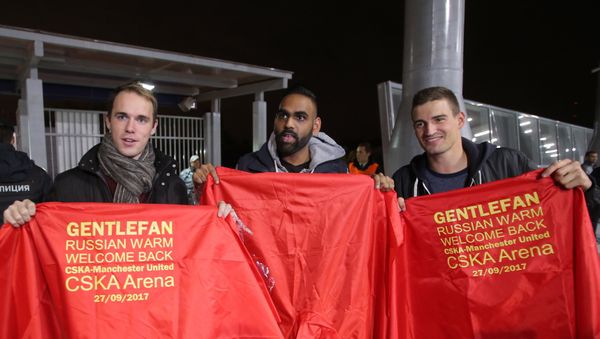 Football fans during a Gentlefan campaign to hand out raincoats before the UEFA Champions League group stage match between CSKA Mosxcow (Russia) and Manchester United (England) - Sputnik International