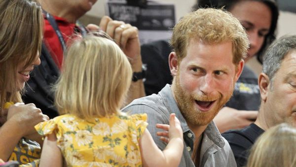 Britain's Prince Harry, patron of the Invictus Games Foundation, shares popcorn with a child while attending the Sitting Volleyball competition at the games in Toronto, Ontario, Canada, September 27, 2017. - Sputnik International