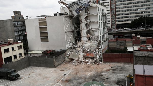 A photojournalist (R) takes a picture of a collapsed building, after an earthquake in Mexico City, Mexico September 28, 2017 A photojournalist (R) takes a picture of a collapsed building, after an earthquake in Mexico City, Mexico September 28, 2017 - Sputnik International