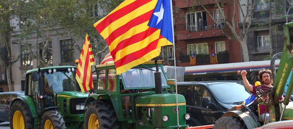 Farmers drive their tractors through the city as they take part in a protest to show support for the banned referendum on independence from Spain in Barcelona, Spain, September 29, 2017 - Sputnik International