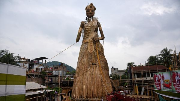 Artisans install a 100-foot bamboo idol of the Hindu goddess Durga, which is aimed at breaking the Guinness World Records for the tallest bamboo sculpture ever made, ahead of the Durga Puja festival, in Guwahati, India September 23, 2017 Artisans install a 100-foot bamboo idol of the Hindu goddess Durga, which is aimed at breaking the Guinness World Records for the tallest bamboo sculpture ever made, ahead of the Durga Puja festival, in Guwahati, India September 23, 2017 - Sputnik International