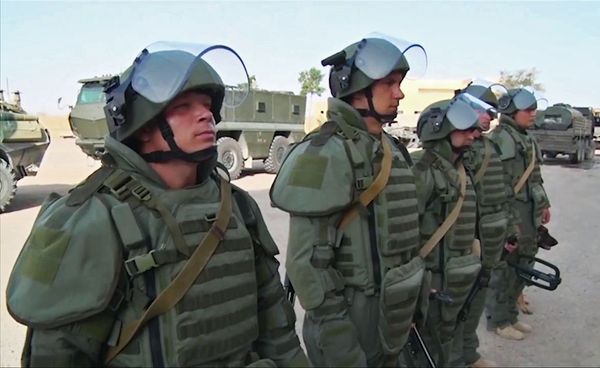 Experts from the International Mine Action Center of the Russian Armed Forces in rank during the de-mining operation in Deir ez-Zor. - Sputnik International