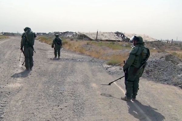 Experts from the International Mine Action Center of the Russian Armed Forces during the de-mining operation in Deir ez-Zor. - Sputnik International
