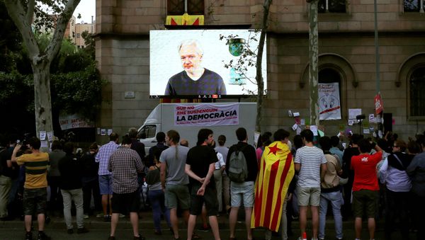 WikiLeaks founder Julian Assange is seen on a screen during a live video conference for a colloquium with students and citizens as they protest in favour of the banned October 1 independence referendum, outside the University of Barcelona, in Barcelona, Spain, September 26, 2017 WikiLeaks founder Julian Assange is seen on a screen during a live video conference for a colloquium with students and citizens as they protest in favour of the banned October 1 independence referendum, outside the University of Barcelona, in Barcelona, Spain, September 26, 2017 - Sputnik International