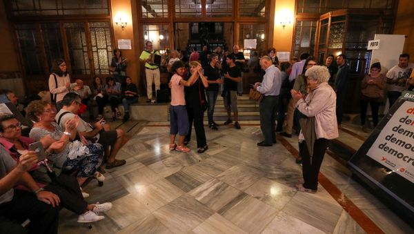 People dance during the occupation of an industrial school, one of the designated polling stations, a day before the banned October 1 independence referendum, in Barcelona, Spain September 30, 2017. - Sputnik International