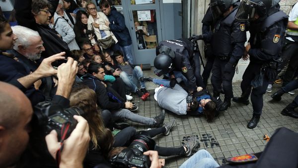 Spanish police officers immobilize some people outside a polling station in Barcelona, on October 1, 2017, on the day of a referendum on independence for Catalonia banned by Madrid Spanish police officers immobilize some people outside a polling station in Barcelona, on October 1, 2017, on the day of a referendum on independence for Catalonia banned by Madrid - Sputnik International