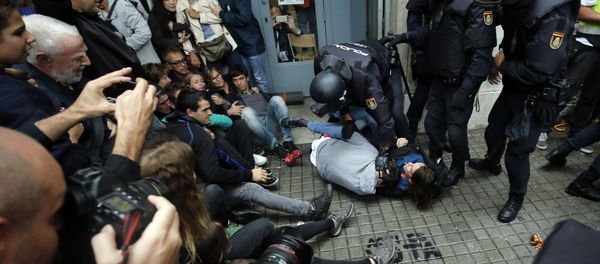 Spanish police officers immobilize some people outside a polling station in Barcelona, on October 1, 2017, on the day of a referendum on independence for Catalonia banned by Madrid Spanish police officers immobilize some people outside a polling station in Barcelona, on October 1, 2017, on the day of a referendum on independence for Catalonia banned by Madrid - Sputnik International