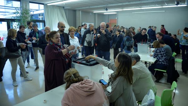 People vote at Estel school during the banned independence referendum, in the Catalan town of Vic, Spain October 1, 2017 People vote at Estel school during the banned independence referendum, in the Catalan town of Vic, Spain October 1, 2017 - Sputnik International