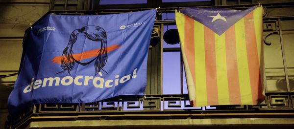 An agitation poster on a balcony in Barcelona which will host a referendum on Catalonia's independence from Spain - Sputnik International