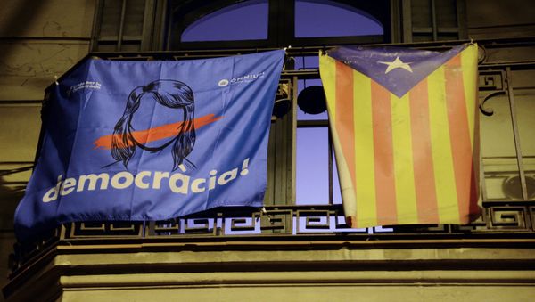 An agitation poster on a balcony in Barcelona which will host a referendum on Catalonia's independence from Spain An agitation poster on a balcony in Barcelona which will host a referendum on Catalonia's independence from Spain - Sputnik International