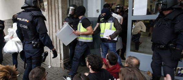 Spanish police seize ballot boxes in a polling station in Barcelona, on October 1, 2017, on the day of a referendum on independence for Catalonia banned by Madrid Spanish police seize ballot boxes in a polling station in Barcelona, on October 1, 2017, on the day of a referendum on independence for Catalonia banned by Madrid - Sputnik International