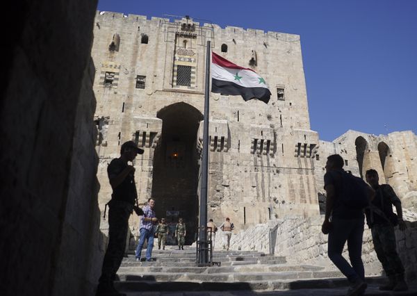 People walk into the Citadel, Aleppo's famed fortress where much of the fierce fighting took place in 2016, in Syria, Tuesday, Sept. 12, 2017 - Sputnik International
