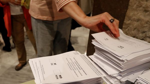 A woman takes a ballot at a polling station for the banned independence referendum in Barcelona, Spain October 1, 2017 - Sputnik International