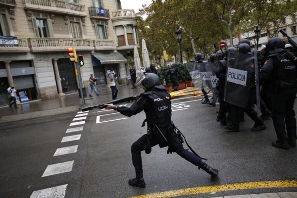 Spanish riot police shoots rubber bullet straight to people trying to reach a voting site at a school assigned to be a polling station by the Catalan government in Barcelona, Spain, Sunday, 1 Oct. 2017 - Sputnik International