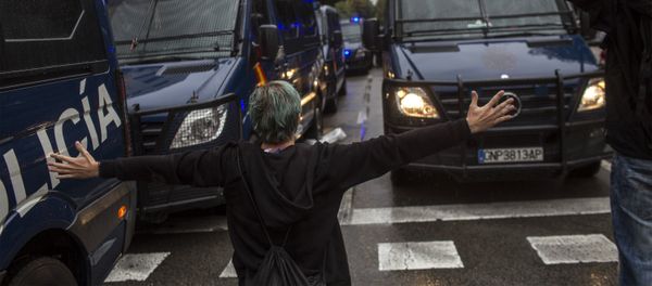 People try to stop Spanish police vans outside the Ramon Llull polling station in Barcelona October 1, 2017 during a referendum on independence for Catalonia banned by Madrid - Sputnik International