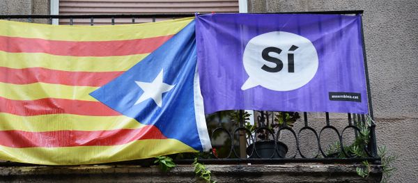 A campaign banner and a flag displayed on a balcony in Barcelona during Catalan independence referendum. A campaign banner and a flag displayed on a balcony in Barcelona during Catalan independence referendum. - Sputnik International