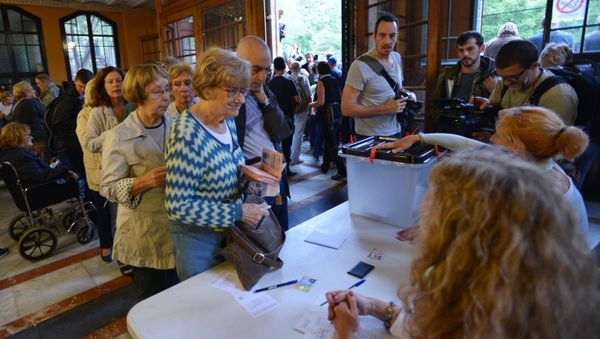Voting at a polling station in Barcelona during a referendum on Catalonia's independence Voting at a polling station in Barcelona during a referendum on Catalonia's independence - Sputnik International