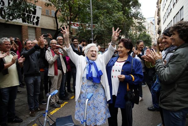 An elderly lady is applauded as she celebrates after voting at a school assigned to be a polling station by the Catalan government at the Gracia neighborhood in Barcelona, Spain, Sunday, 1 Oct. 2017. The Spanish government and its security forces are trying to prevent voting in the independence referendum, which is backed by Catalan regional authorities. Spanish officials had said force wouldn't be used, but that voting wouldn't be allowed. An elderly lady is applauded as she celebrates after voting at a school assigned to be a polling station by the Catalan government at the Gracia neighborhood in Barcelona, Spain, Sunday, 1 Oct. 2017. The Spanish government and its security forces are trying to prevent voting in the independence referendum, which is backed by Catalan regional authorities. Spanish officials had said force wouldn't be used, but that voting wouldn't be allowed. - Sputnik International