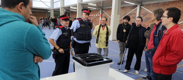 A couple of Mossos D'Esquadra (Catalan police) enter a polling station in Figueras, on October 1, 2017, on the day of a referendum on independence for Catalonia banned by Madrid - Sputnik International