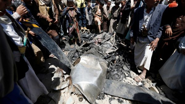 People gather around the engine of a drone aircraft which the Houthi rebels said they have downed in Sanaa, Yemen October 1, 2017 - Sputnik International