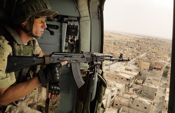 In this Friday, Sept. 15, 2017 file photo, a Russian soldier guards as a military helicopter flies over Palmyra, Syria - Sputnik International