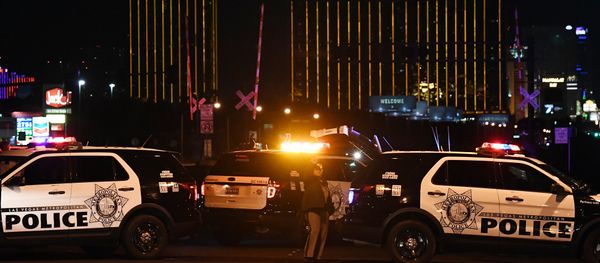 Police form a perimeter around the road leading to the Mandalay Hotel (background) after a gunman killed at least 50 people and wounded more than 200 others when he opened fire on a country music concert in Las Vegas, Nevada - Sputnik International