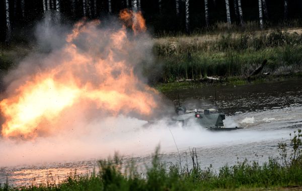 A 2S25 Sprut-SD self-propelled anti-tank gun crosses a water obstacle during a military machine demonstration at the Alabino training ground held as part of the international military-technical forum ARMY-2016. A 2S25 Sprut-SD self-propelled anti-tank gun crosses a water obstacle during a military machine demonstration at the Alabino training ground held as part of the international military-technical forum ARMY-2016. - Sputnik International
