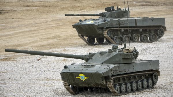 The Sprut-SD anti-tank gun (foreground) on display at the ARMY 2015 International Military-Technical Forum outside Moscow - Sputnik International