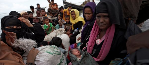 Newly arrived Rohingya refugees board a boat as they transfer to a camp in Cox's Bazar, Bangladesh, October 2, 2017 - Sputnik International
