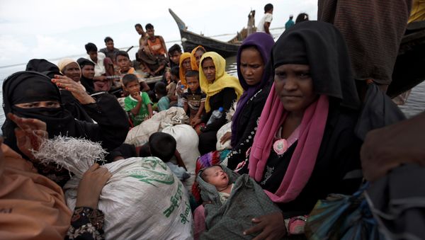 Newly arrived Rohingya refugees board a boat as they transfer to a camp in Cox's Bazar, Bangladesh, October 2, 2017 - Sputnik International