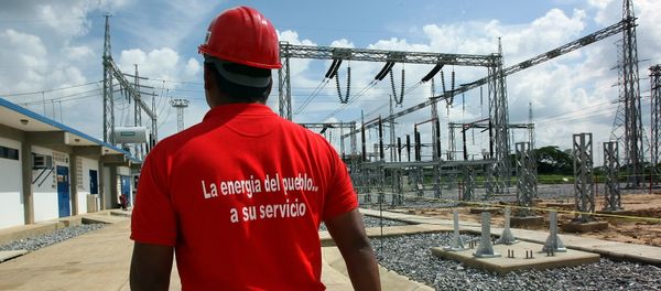 An employee of the Venezuelan national electricity company is pictured inside an electric plant in San Fernando de Apure (southern Venezuela) on October 02, 2008 - Sputnik International