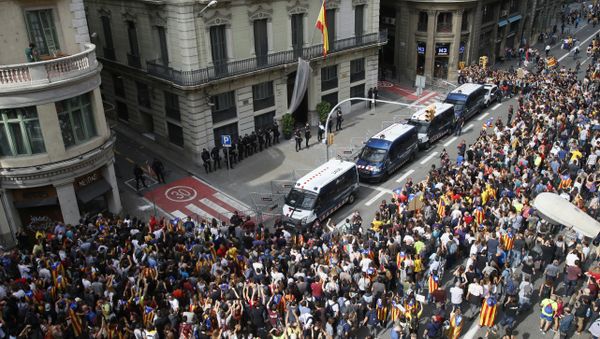 Catalan regional mossos d'esquadra police vans form a protective barrier between protesters and the national police headquarters during a one-day strike in Barcelona, Spain Catalan regional mossos d'esquadra police vans form a protective barrier between protesters and the national police headquarters during a one-day strike in Barcelona, Spain - Sputnik International