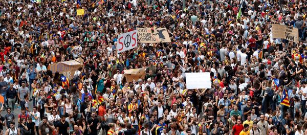 People take part in a demonstration two days after the banned independence referendum in Barcelona, Spain October 3, 2017 - Sputnik International