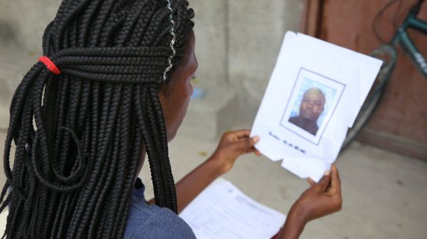 Jacquendia Cangé holds the photo of the UN Nigerian police officer, who she claims to have raped: I can never forgive, she says Jacquendia Cangé holds the photo of the UN Nigerian police officer, who she claims to have raped: I can never forgive, she says - Sputnik International