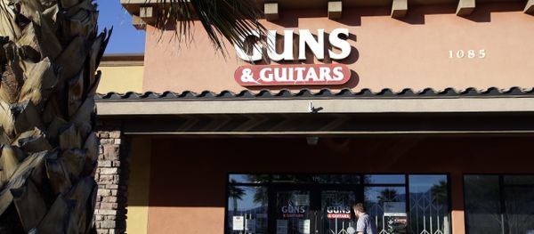 A member of the media takes video footage of the front of the Guns & Guitars store in Mesquite, Nev., Monday, Oct. 2, 2017 - Sputnik International